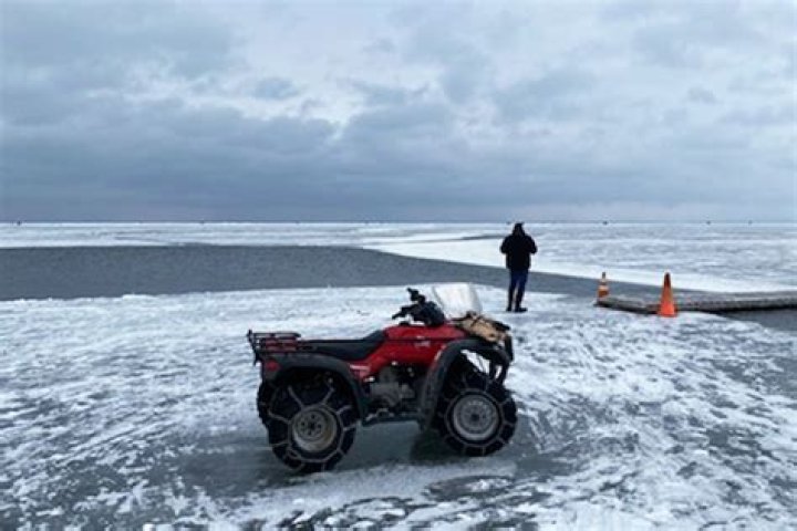 
200 Fishermen Rescued from Minnesota Lake After Large Chunk of Ice Breaks From Shoreline 