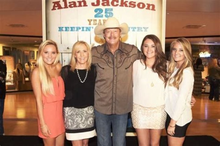 
Alan Jackson’s Inspiring Union Of 4 Decades With Wife Denise And Their Daughters 