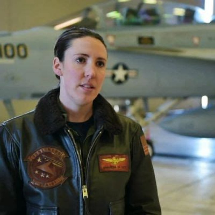 Amanda Lee Became The First Female To Be Navy Blue Angels Pilot