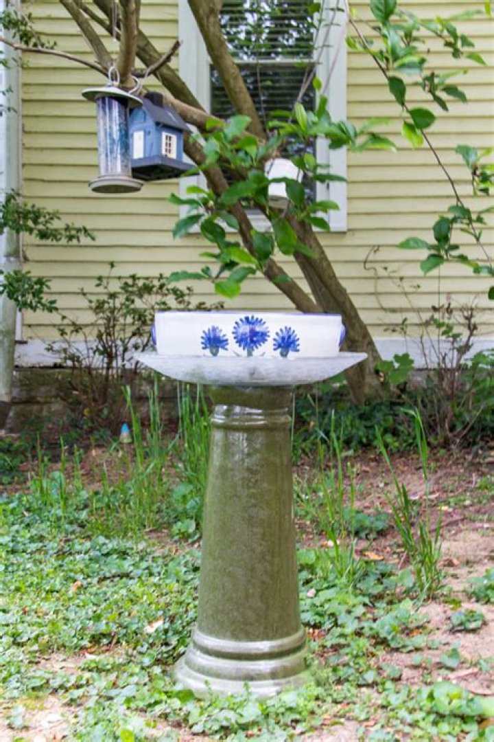Can bird baths be painted?