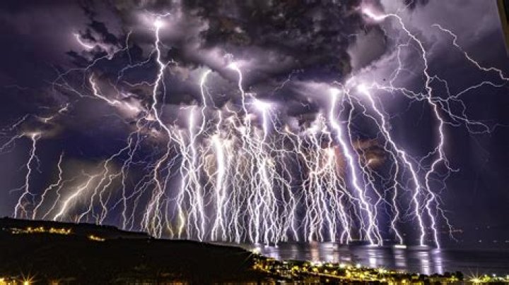 Can lightning disintegrate a person?