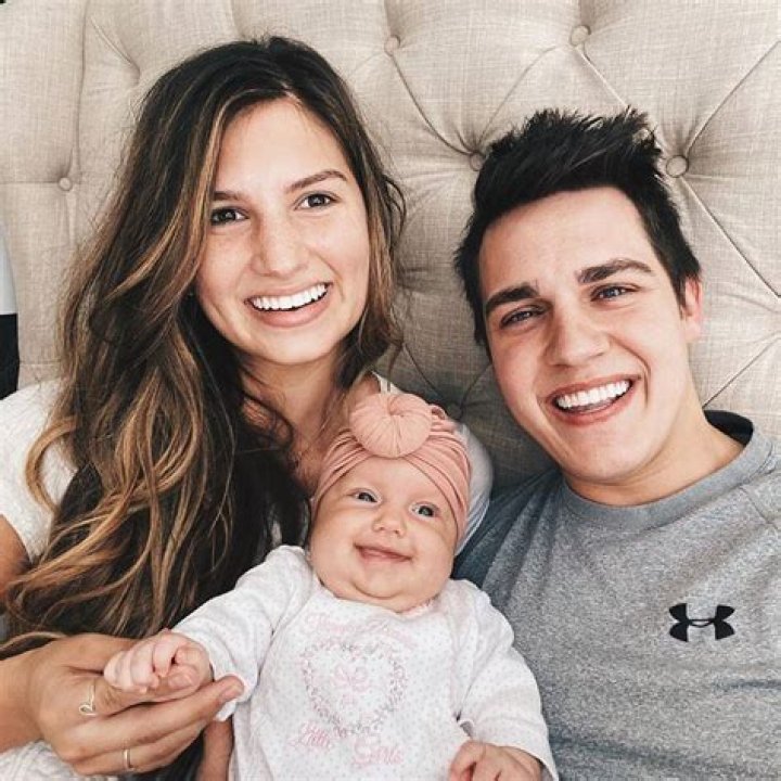 
Carlin Bates’ Wiki: Age, Wedding, Pregnant, Husband, Family 