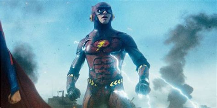
DC: Ezra Miller Suits Up in Flash’s Comic-Accurate Costume in New Fan Edit 