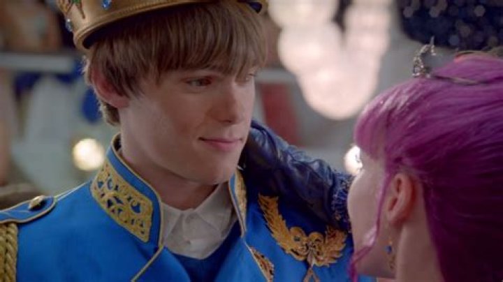 Does mitchell hope sing in descendants?