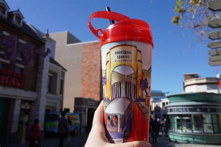 Does universal studios have a refillable cup?