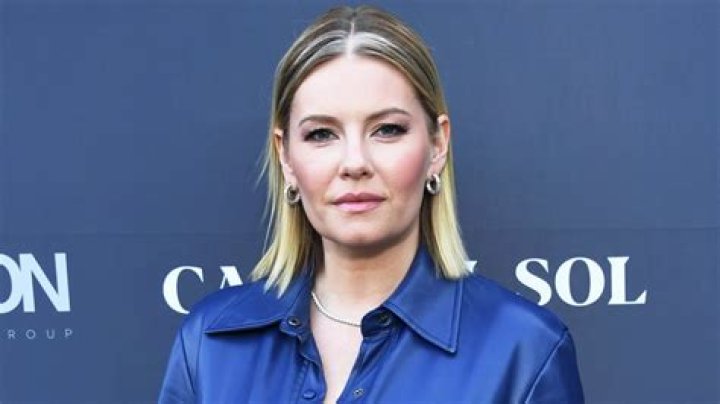 
Elisha Cuthbert Recalls Pressure to Pose for Men’s Magazines: ‘There Was Really No Option Back Then’ 