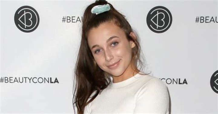 
Emma Chamberlain Wiki Bio, age, net worth, height, boyfriend, parents 