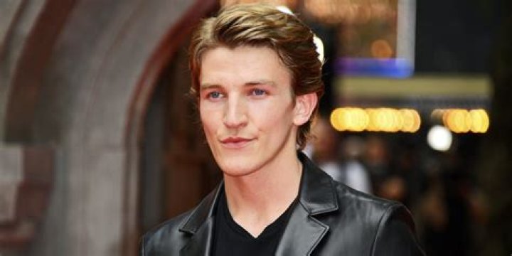 Ewan Mitchell Height, Weight, Net Worth, Age, Birthday, Wikipedia, Who, Instagram, Biography