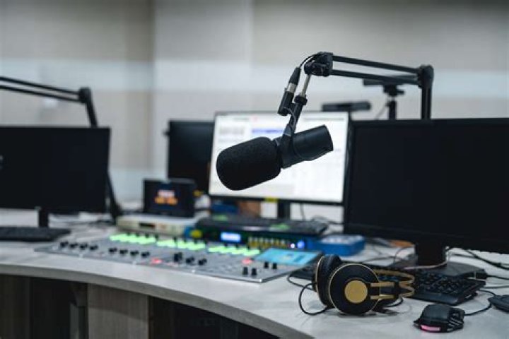 For broadcasting am is preferred to ssb because?