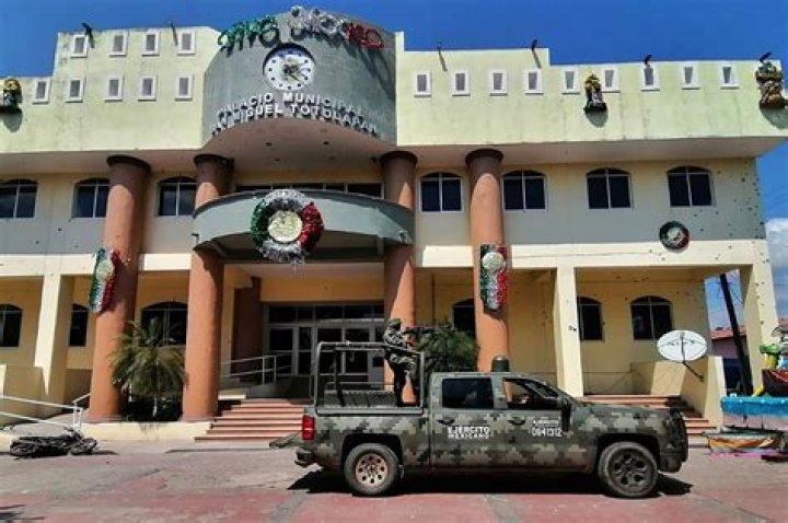 
Gunmen kill 18 in attack on city hall in southern Mexico 