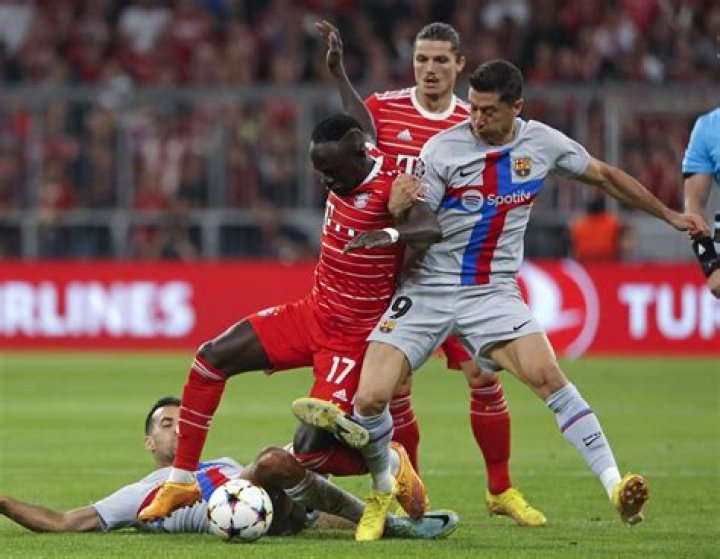 
Hugs for returning Lewandowski, but Bayern’s goal remains unbreached 