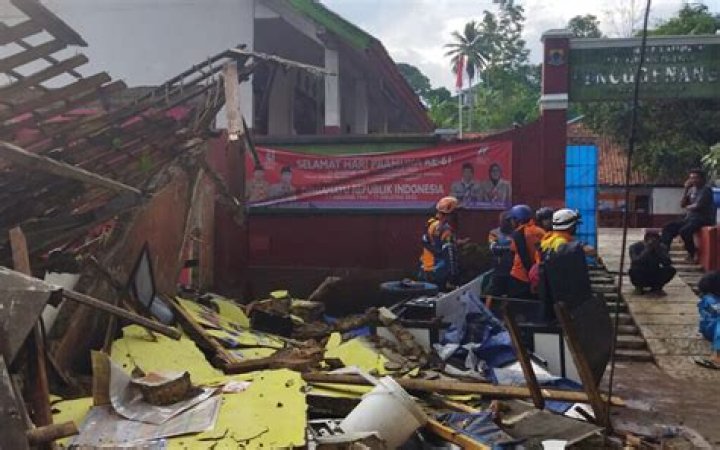 
Indonesian quake kills at least 162 and injures hundreds 