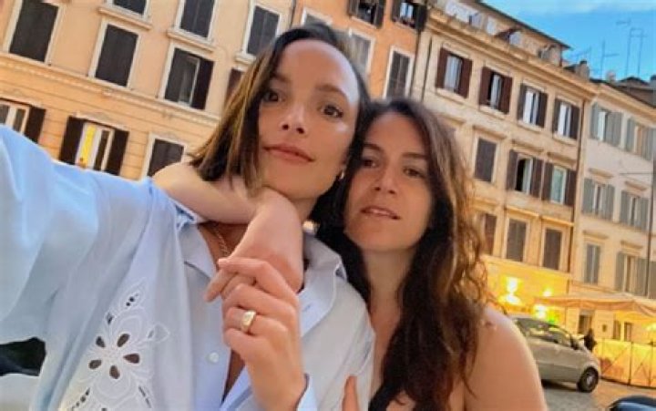 Is Abbi Jacobson Lesbian | Relationship With Fiance Jodi Balfour