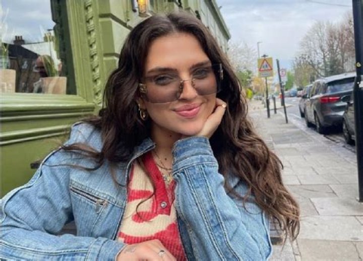 
Is Mae Muller Pregnant In 2023? Husband Family And Age 