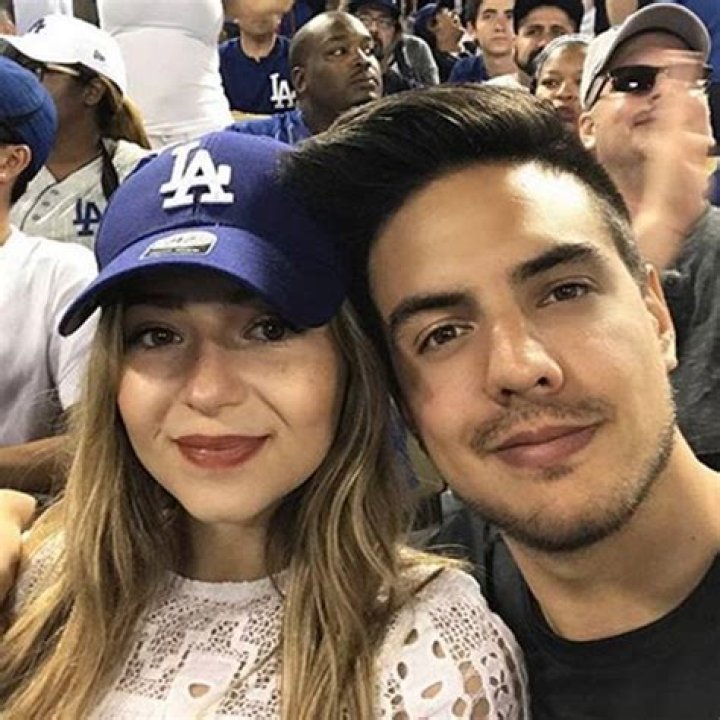 
Is Vadhir Derbez Married to Wife? or Dating a Girlfriend? 
