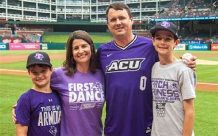 Joe Golding Wife Amanda Golding Leads A Cheerleading Team