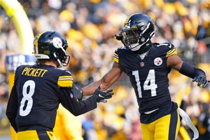 
Kenny Pickett injury update: Pittsburgh Steelers QB suffers knee injury vs Houston Texans 