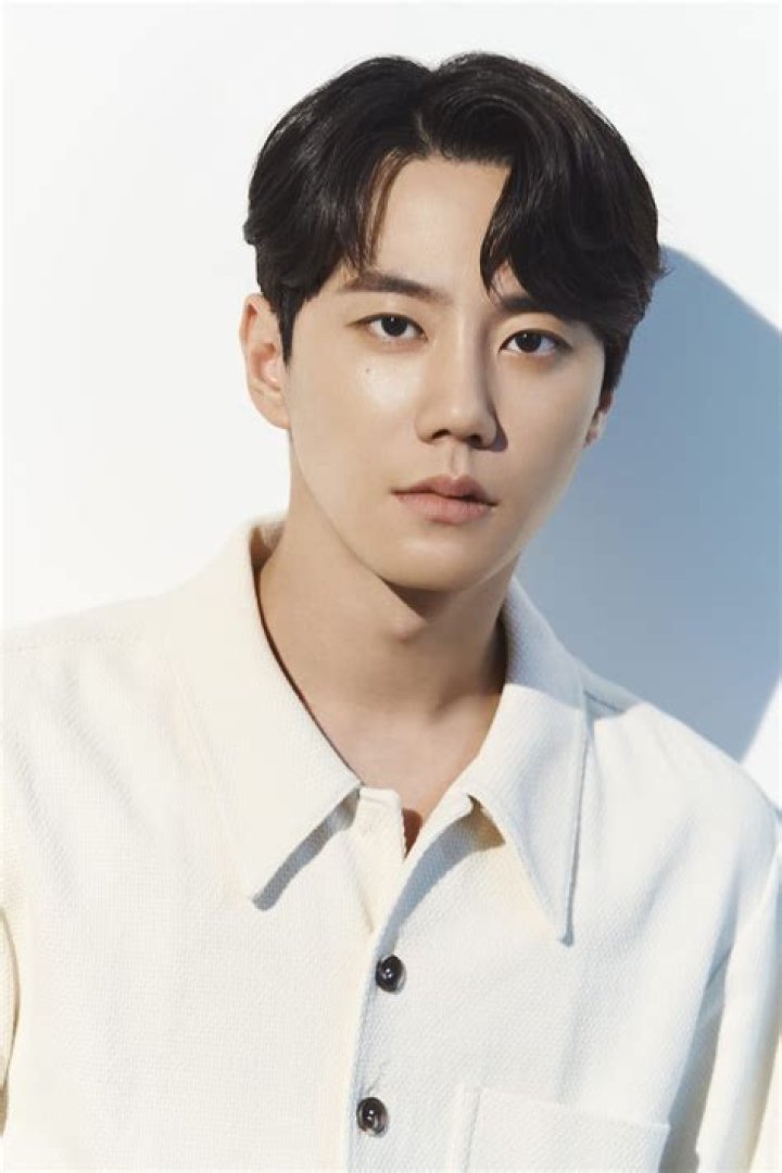 
Lee Jun Young Height, Weight, Net Worth, Age, Birthday, Wikipedia, Who, Nationality, Biography 