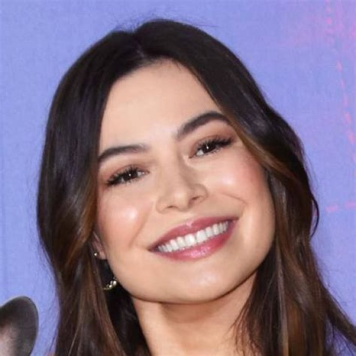 Miranda Taylor Cosgrove Height, Weight, Net Worth, Age, Birthday, Wikipedia, Who, Instagram, Biography