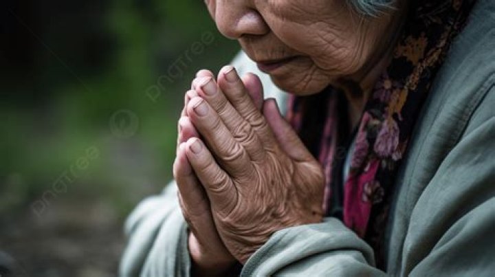 
Netizens React To Video Of An Elderly Lady Praying On Her Knees During The Peter Obi Rally In Jos 
