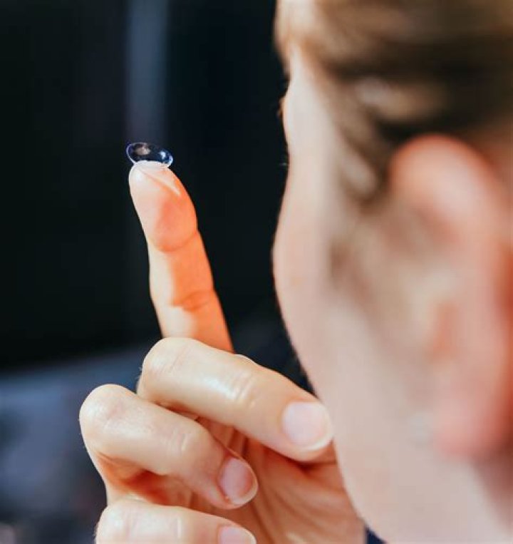 
Ophthalmologist Shares Shocking Video Removing 23 Contact Lenses from a Patient’s Eye 