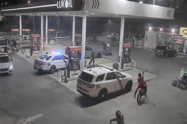 
Pack of dirt bikers toss bricks at Philly police vehicle 