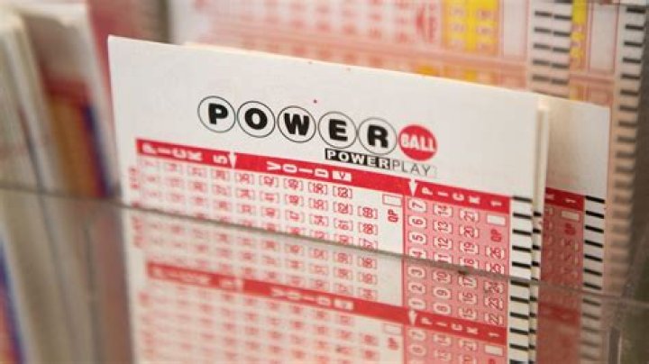 
Powerball Grows to Record $1.9B After No Jackpot-Winning Saturday Tickets 