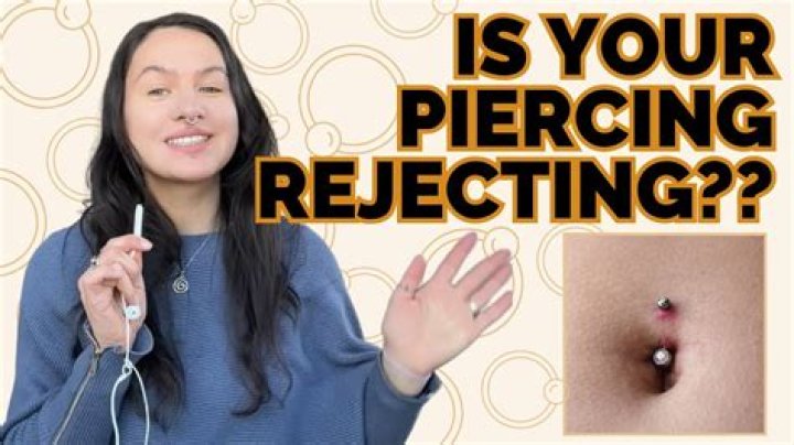 Should my navel piercing be red?