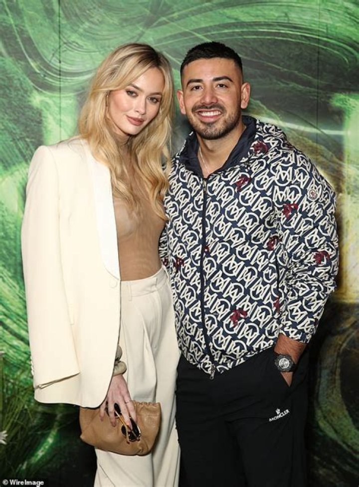 
Simone Holtznagel Boyfriend Jono Castano Is A Celebrity Personal Trainer 