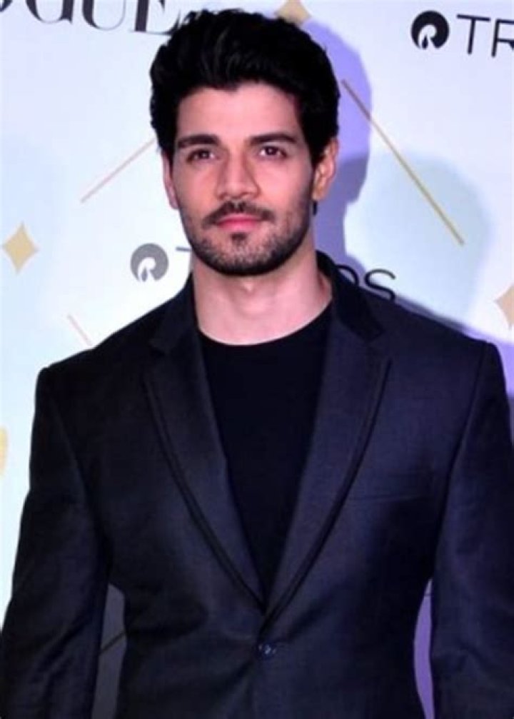 
Sooraj Pancholi Height, Weight, Net Worth, Age, Birthday, Wikipedia, Who, Instagram, Biography 