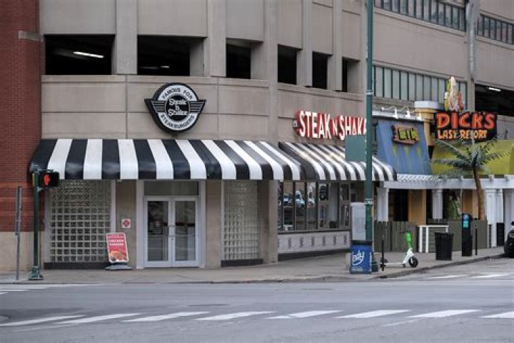 Steak ’n Shake shooting Indianapolis: 1 dead, 3 injured