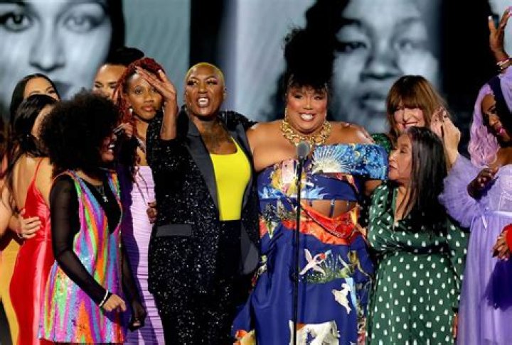 
Stevie Nicks Praises Lizzo for Her ‘Beautiful’ People’s Choice Awards Presentation: ‘Stunning’ 