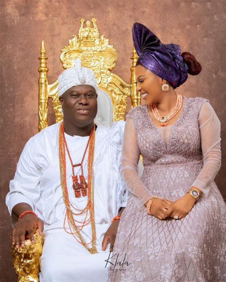 
Tobi Phillips, The Third Wife Of The Ooni Of Ife, Is Officially Married To Him. 
