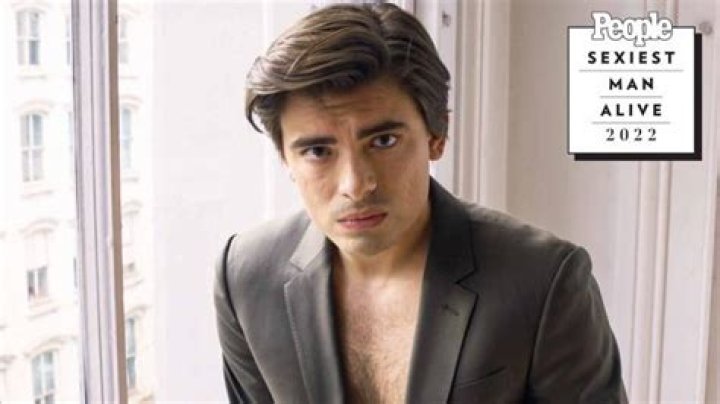 
Watch Proud Mom Kelly Ripa’s Hilarious Reaction to Seeing Son in PEOPLE’s Sexiest Man Alive Issue 