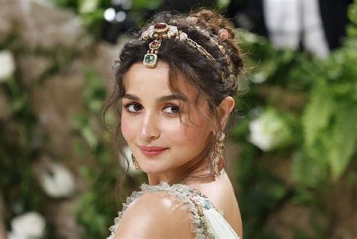 
Who are Alia Bhatts Parents? Alia Bhatt Biography, Parents Name, Nationality and More 
