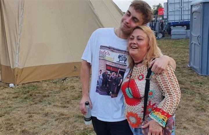 
Who Are Sam Fender’s Dad and Mum? Meet His Parents 