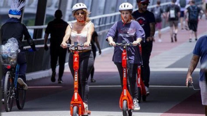 
Who Is Linda Davis Husband Gray | Woman Died In Accident- E-Scooter Rider 