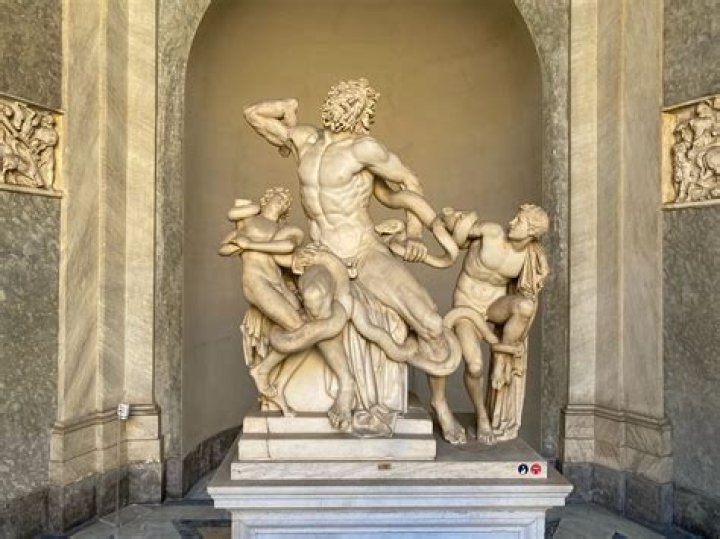 Who made the laocoon statue?