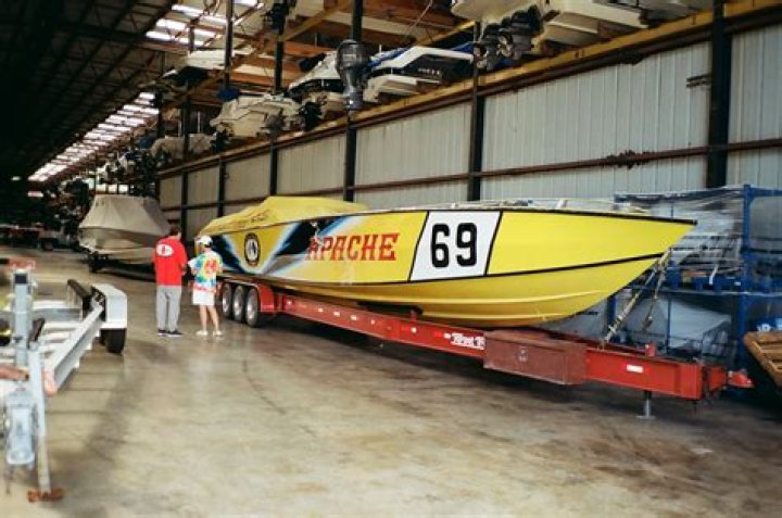 Who owns apache powerboats?